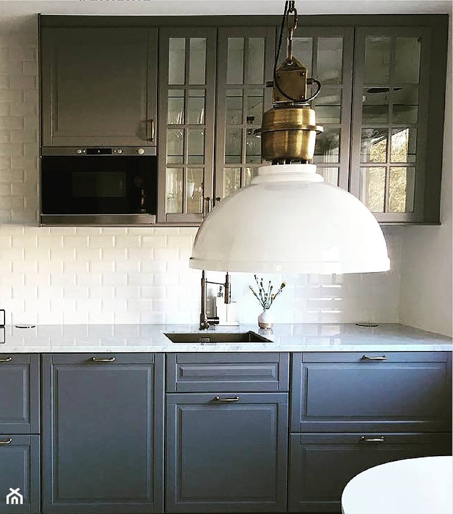 Biała lampa industrialna w kuchni w stylu skandynawskim - zdjęcie od EK Concept