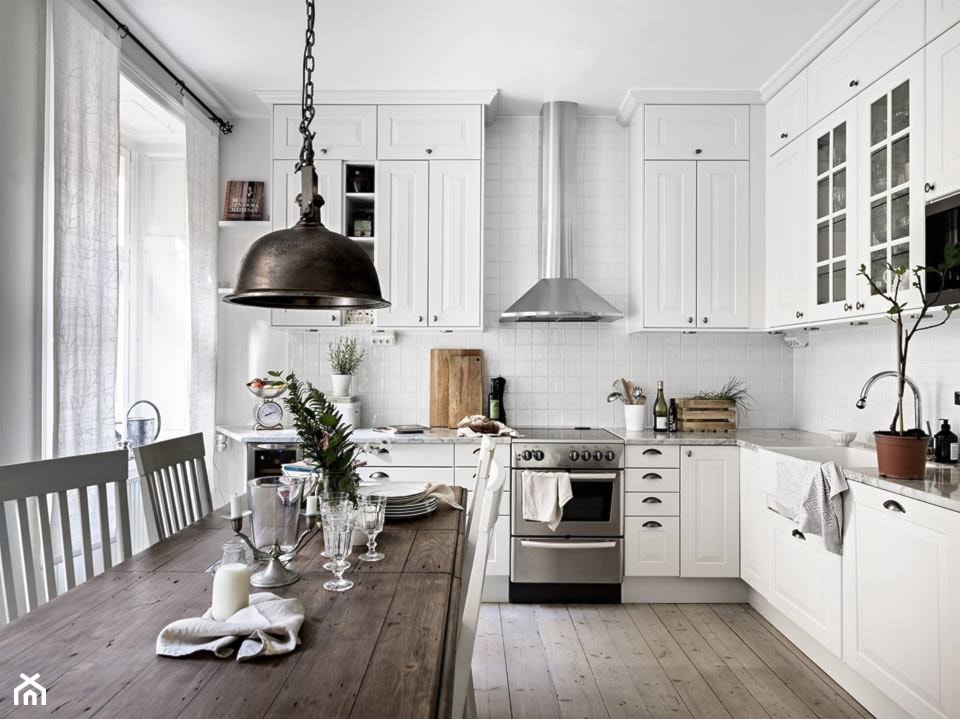 Surowa industrialna lampa uzupełnieniem kuchni w stylu skandynawskim - zdjęcie od EK Concept - Homebook