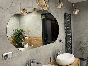 Aranżacja łazienki z drewnianą komodą - zdjęcie od LightHome