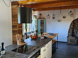 Rustykalna kuchnia z jadalną - zdjęcie od LightHome