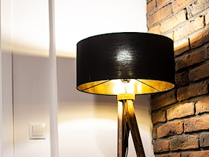 Lampa podłogowa na tle ceglanej ściany - zdjęcie od LightHome