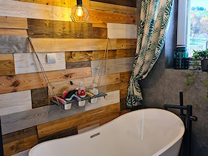 Rustykalna łazienka z wanną wolnostojącą - zdjęcie od LightHome