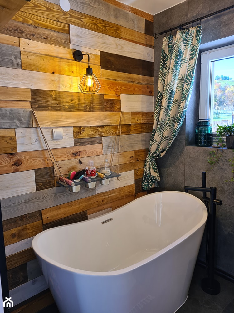 Rustykalna łazienka z wanną wolnostojącą - zdjęcie od LightHome