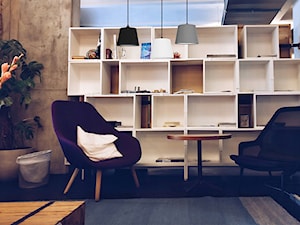 Domowa biblitoeczka w salonie - zdjęcie od LightHome