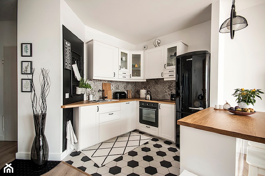 50 + 30 metrów kwadratowych - Mała średnia otwarta z salonem biała czarna z zabudowaną lodówką z lodówką wolnostojącą z nablatowym zlewozmywakiem kuchnia w kształcie litery l, styl skandynawski - zdjęcie od Tak Po Prostu Wnętrza
