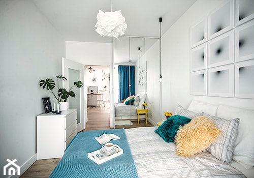 50 + 30 metrów kwadratowych - Średnia biała sypialnia, styl skandynawski - zdjęcie od Tak Po Prostu Wnętrza