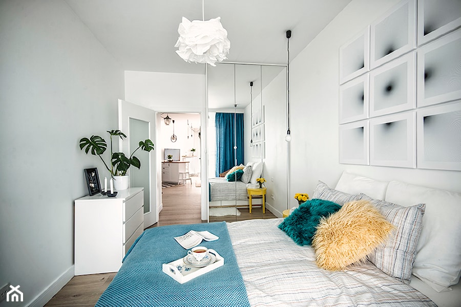 50 + 30 metrów kwadratowych - Średnia biała sypialnia, styl skandynawski - zdjęcie od Tak Po Prostu Wnętrza