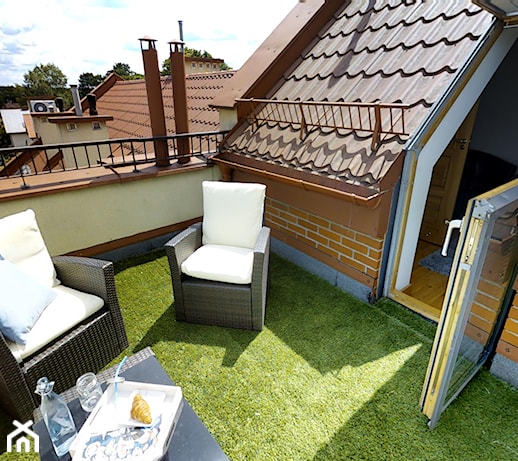 Sztuczna trawa na balkon – wszystko o zielonej wykładzinie na balkon i taras