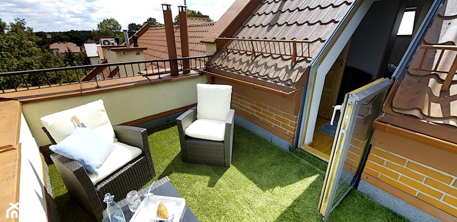 Sztuczna trawa na balkon – wszystko o zielonej wykładzinie na balkon i taras