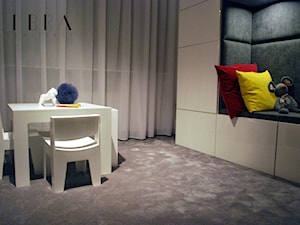 Pokój dla dziewczynki - Mały szary pokój dziecka dla dziecka dla chłopca dla dziewczynki, styl nowoczesny - zdjęcie od LIBRA Architekci