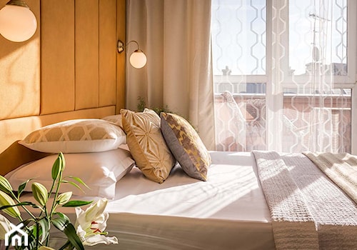 Mieszkanie na wynajem krótkoterminowy - Kraków ul. Jana - Mała pomarańczowa sypialnia z balkonem / tarasem, styl glamour - zdjęcie od Tomasz Chruściel