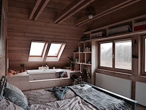 Dom - Średnia sypialnia na poddaszu z łazienką, styl nowoczesny - zdjęcie od Julia Rozumek