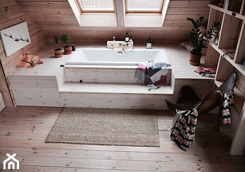 Dom - Mała na poddaszu łazienka z oknem, styl nowoczesny - zdjęcie od Julia Rozumek