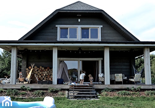 Dom - Średni z meblami ogrodowymi taras z przodu domu z tyłu domu, styl nowoczesny - zdjęcie od Julia Rozumek