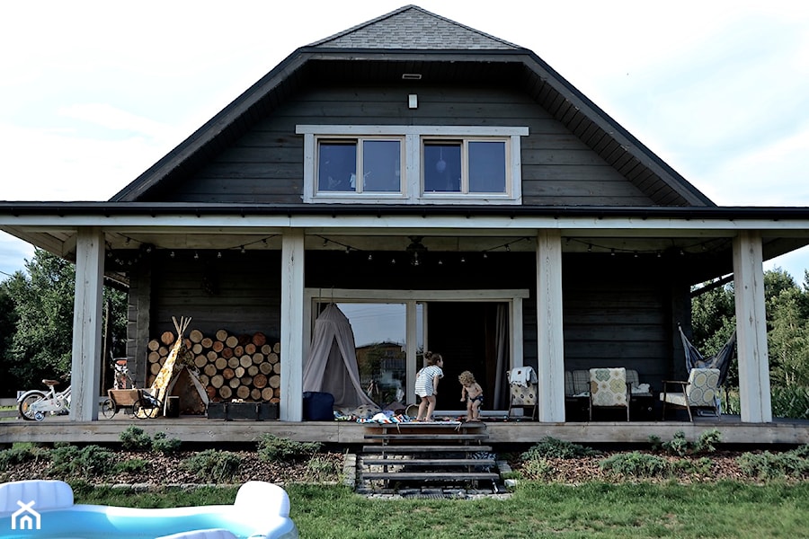 Dom - Średni z meblami ogrodowymi taras z przodu domu z tyłu domu, styl nowoczesny - zdjęcie od Julia Rozumek