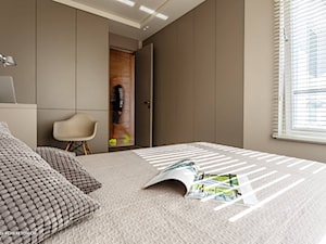 Rezydencja ArtEco - Mała beżowa z biurkiem sypialnia, styl nowoczesny - zdjęcie od RB ARCHITECTS
