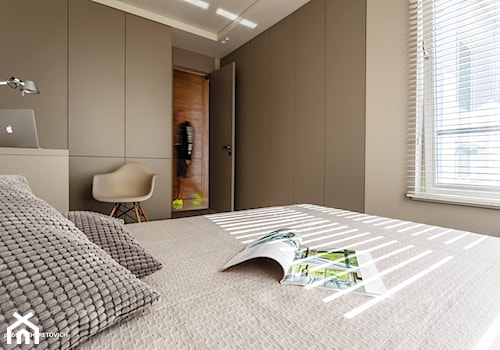 Rezydencja ArtEco - Mała beżowa z biurkiem sypialnia, styl nowoczesny - zdjęcie od RB ARCHITECTS