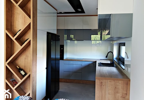 Kuchnia Kochanów - Średnia otwarta szara z zabudowaną lodówką z nablatowym zlewozmywakiem kuchnia w kształcie litery l z oknem, styl nowoczesny - zdjęcie od RS Meble