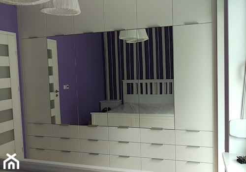 Szafa z lustrami - Mała biała niebieska sypialnia, styl skandynawski - zdjęcie od RS Meble