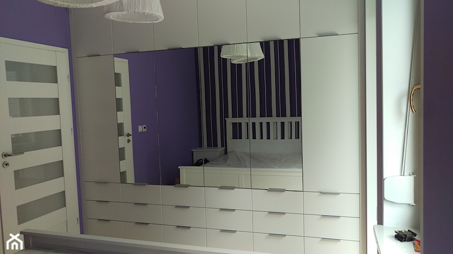 Szafa z lustrami - Mała biała niebieska sypialnia, styl skandynawski - zdjęcie od RS Meble