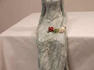 Dziewczyna z różą - zdjęcie od Ceramika .Regina Fydrych-Porębska