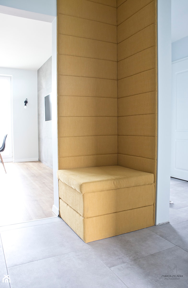 mieszkanie 62 metry po metamorfozie - Średni biały żółty hol / przedpokój, styl minimalistyczny - zdjęcie od komisarz12