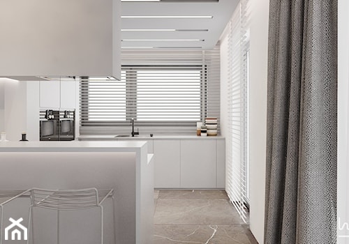 P_01_2018_POZNAŃ - Średnia otwarta z kamiennym blatem biała z zabudowaną lodówką z podblatowym zlewozmywakiem kuchnia w kształcie litery u z oknem, styl minimalistyczny - zdjęcie od KREOWNIA studio projektowe