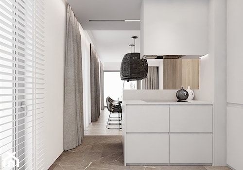 P_01_2018_POZNAŃ - Otwarta biała z zabudowaną lodówką kuchnia jednorzędowa z oknem z marmurową podłogą, styl minimalistyczny - zdjęcie od KREOWNIA studio projektowe