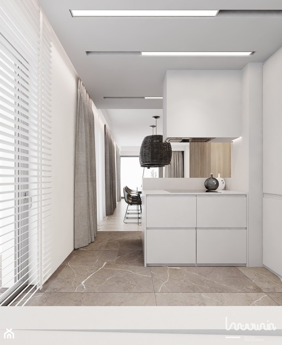 P_01_2018_POZNAŃ - Otwarta biała z zabudowaną lodówką kuchnia jednorzędowa z oknem z marmurową podłogą, styl minimalistyczny - zdjęcie od KREOWNIA studio projektowe