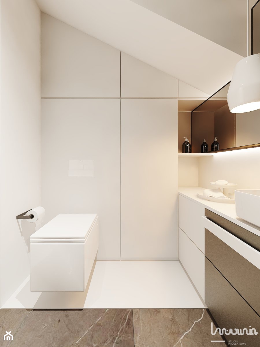 P_01_2018_POZNAŃ - Mała na poddaszu bez okna z lustrem z marmurową podłogą łazienka, styl minimalistyczny - zdjęcie od KREOWNIA studio projektowe
