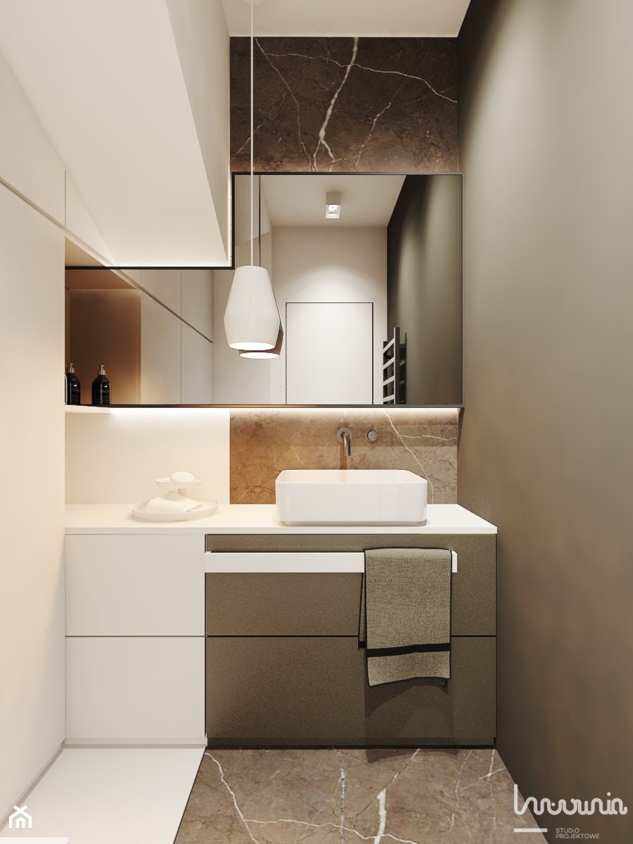 P_01_2018_POZNAŃ - Mała bez okna z marmurową podłogą z punktowym oświetleniem łazienka, styl minimalistyczny - zdjęcie od KREOWNIA studio projektowe