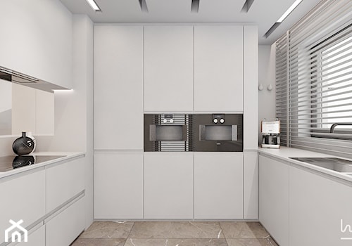 P_01_2018_POZNAŃ - Średnia otwarta z salonem z kamiennym blatem biała z zabudowaną lodówką z lodówką wolnostojącą z podblatowym zlewozmywakiem kuchnia w kształcie litery u z oknem, styl minimalistyczny - zdjęcie od KREOWNIA studio projektowe