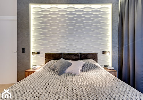 kla01 - Średnia biała szara z panelami tapicerowanymi sypialnia, styl nowoczesny - zdjęcie od kla