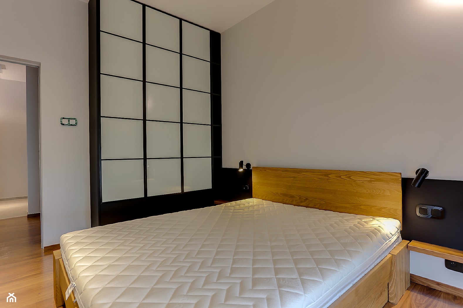 Minimalistyczna sypialnia z elementami litego drewna i czarni - zdjęcie od Atelier 37 | architektura & projektowanie wnętrz - Homebook