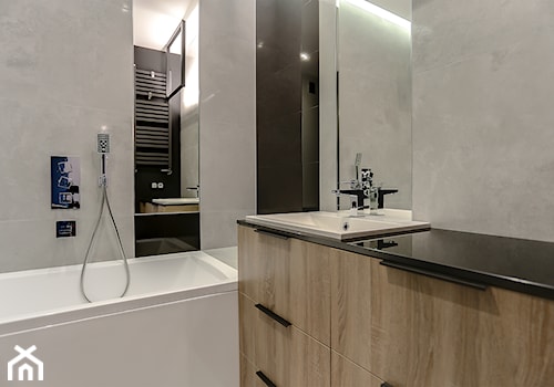 mała łazienka w płytkach betonopodobnym i czarnym wykończeniu ścian i blatu - zdjęcie od Atelier 37 | architektura & projektowanie wnętrz