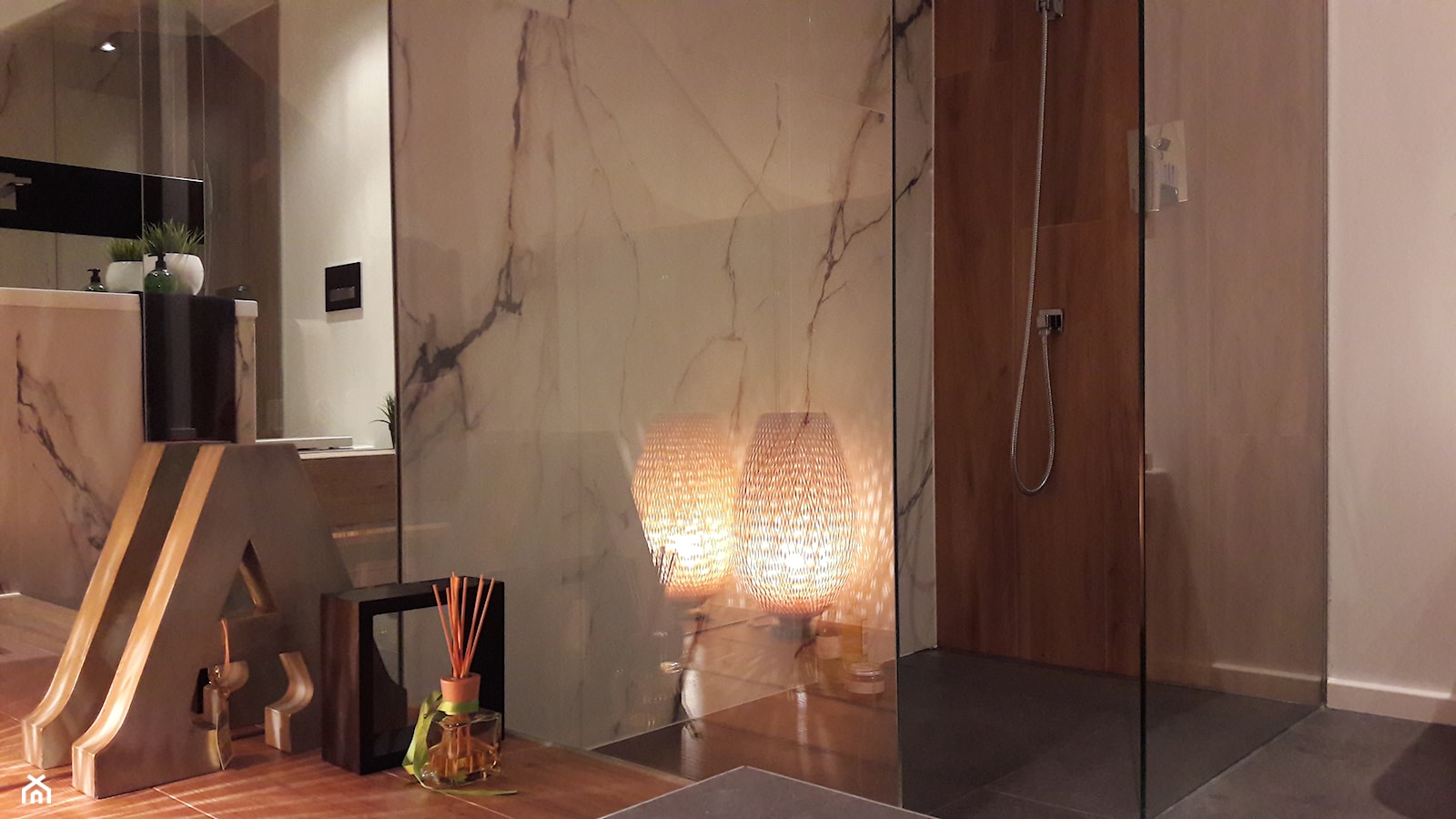 mała łazienka ze schodkami i prysznicem walk-in - zdjęcie od Atelier 37 | architektura & projektowanie wnętrz - Homebook
