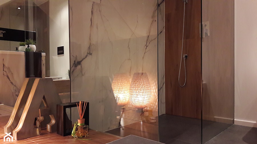 mała łazienka ze schodkami i prysznicem walk-in - zdjęcie od Atelier 37 | architektura & projektowanie wnętrz