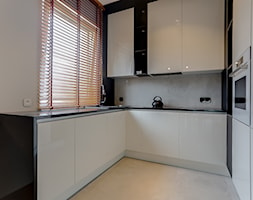 Biała lakierowana mała kuchnia w czarnej ramie wraz z granitowym czarnym blatem - zdjęcie od Atelier 37 | architektura & projektowanie wnętrz - Homebook