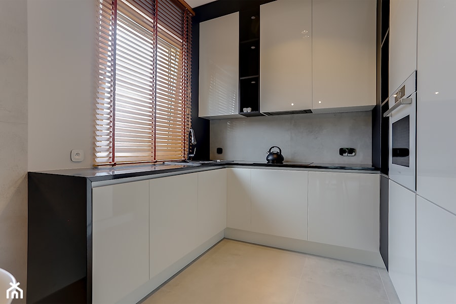 Biała lakierowana mała kuchnia w czarnej ramie wraz z granitowym czarnym blatem - zdjęcie od Atelier 37 | architektura & projektowanie wnętrz