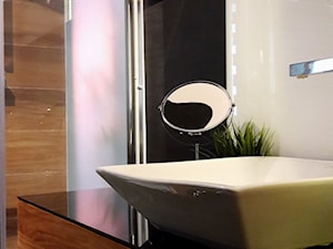 Nablatowa umywalka na czarnym lakobelu na szafce wykonanej z teaku. - zdjęcie od Atelier 37 | architektura & projektowanie wnętrz