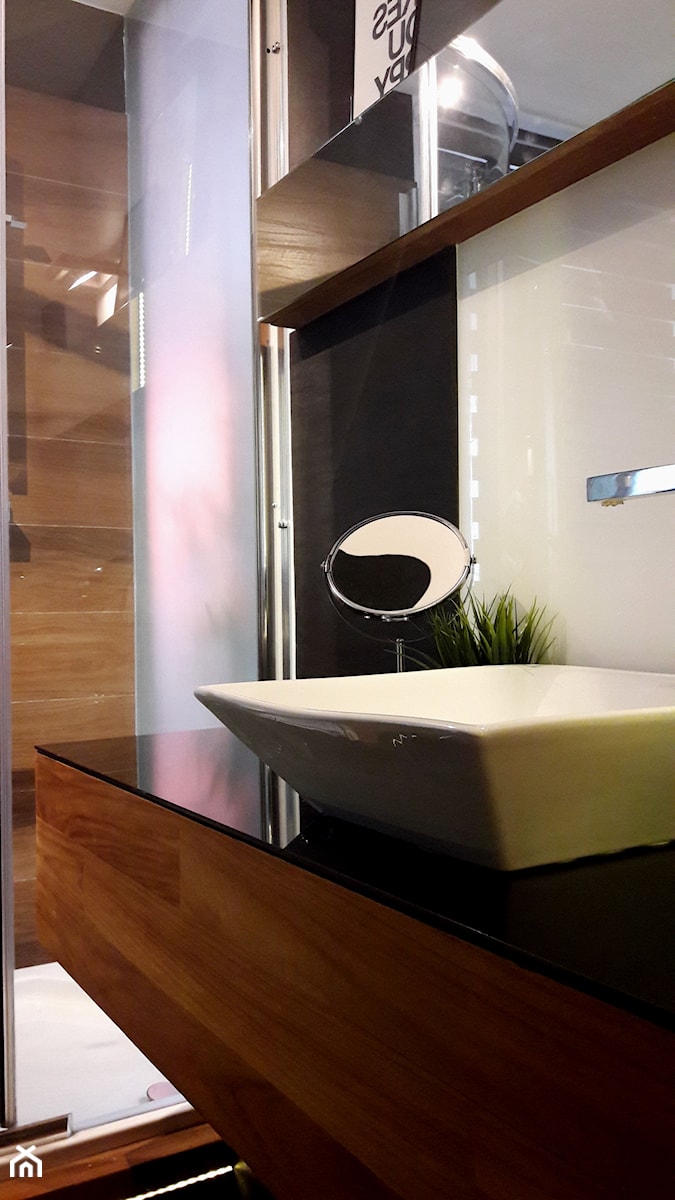 Nablatowa umywalka na czarnym lakobelu na szafce wykonanej z teaku. - zdjęcie od Atelier 37 | architektura & projektowanie wnętrz