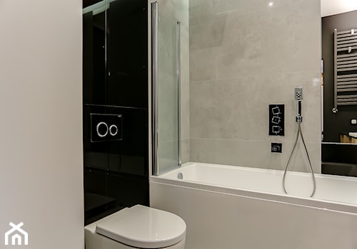 mała szara łazienka z elementami czerni - zdjęcie od Atelier 37 | architektura & projektowanie wnętrz