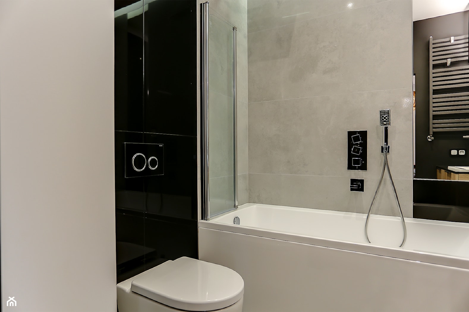 mała szara łazienka z elementami czerni - zdjęcie od Atelier 37 | architektura & projektowanie wnętrz - Homebook