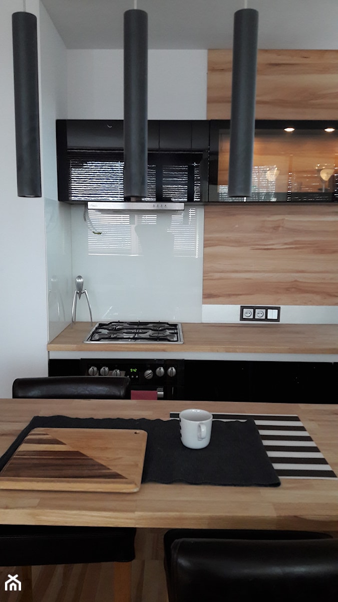 kuchnia z czarnymi lakierowanymi frontami i drewnianym blatem - zdjęcie od Atelier 37 | architektura & projektowanie wnętrz