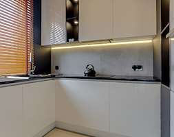 Mała biała kuchnia w czarnych ramach i drewnianymi żaluzjami - zdjęcie od Atelier 37 | architektura & projektowanie wnętrz - Homebook