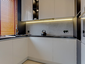 Mała biała kuchnia w czarnych ramach i drewnianymi żaluzjami - zdjęcie od Atelier 37 | architektura & projektowanie wnętrz