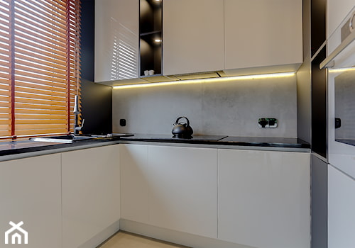 Mała biała kuchnia w czarnych ramach i drewnianymi żaluzjami - zdjęcie od Atelier 37 | architektura & projektowanie wnętrz