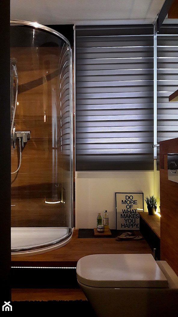 drewniana łazienka powiększona dużym ściennym lustrem z oknem w bloku - zdjęcie od Atelier 37 | architektura & projektowanie wnętrz - Homebook
