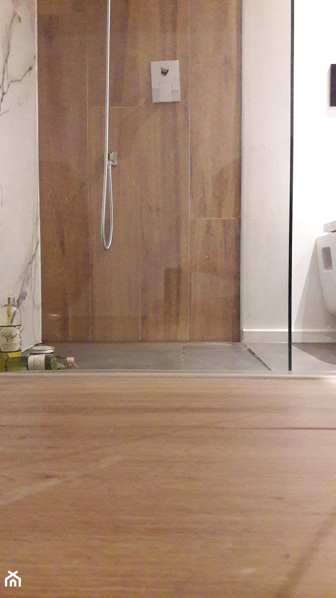 prysznic walk-in oraz bateria podtynkowa ścienna prysznicowa - zdjęcie od Atelier 37 | architektura & projektowanie wnętrz