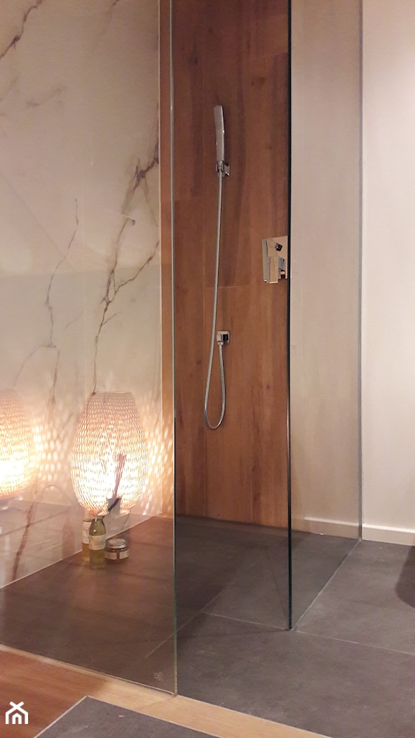 prysznic typu walk-in i naścienna bateria prysznicowa - zdjęcie od Atelier 37 | architektura & projektowanie wnętrz - Homebook